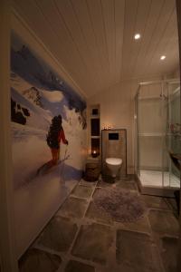灵塞德Kjosen Lodge, Lyngen.的浴室墙上挂着冲浪者的画作