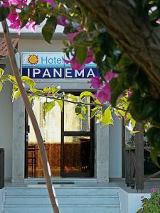 蒂加基Ipanema Hotel的大楼前方的酒店全景标志