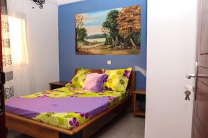 雅温得Le Mas Provençal - Appartements的一间卧室配有一张壁画床
