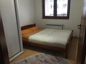 Two Rooms And Kitchen, bathroom with balcony apartment客房内的一张或多张床位