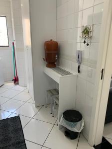 Apartamento Praia Central的厨房或小厨房