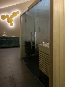 埃朗根The Kepos Hotel Erlangen的一间带水槽和玻璃墙的浴室