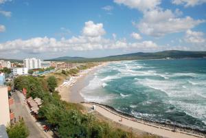普里莫尔斯科普罗夫迪夫酒店的享有海滩、建筑和大海的景色