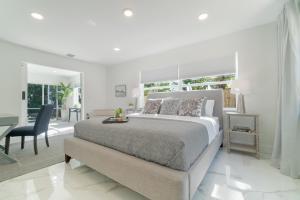 西棕榈滩Elegant 5BR West Palm Beach Home Near Beach的白色卧室配有床和书桌