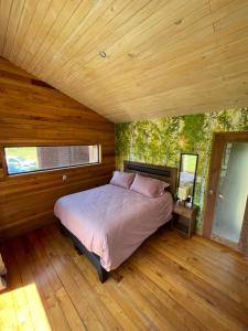 Pucontours River Lodge客房内的一张或多张床位