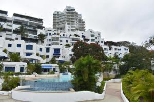 赛姆Exclusivo departamento frente al mar en Same, Casa Blanca的享有带游泳池和建筑的度假村景色