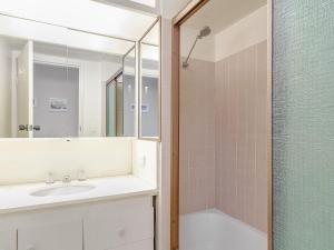 黄金海岸Kooringal Unit 4的浴室配有盥洗盆和带镜子的淋浴