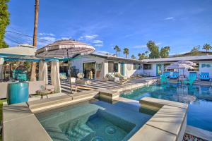 棕榈泉Vibrant Palm Springs Gem Pool, 3 Mi to Downtown的一个带游泳池的房子