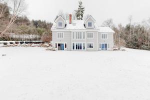 CamptonCampton White Mountains Retreat的雪中的白色房子