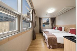 首尔明洞休闲酒店的酒店客房设有两张床和窗户。