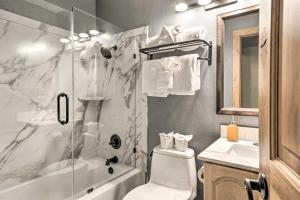 特拉基Truckee Home with 2 Balconies Less Than 1 Mi to Skiing!的带淋浴、卫生间和盥洗盆的浴室