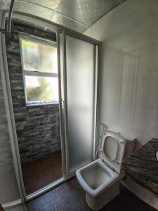 努沃勒埃利耶皮金斯奈斯特酒店的一间带卫生间和窗户的小浴室