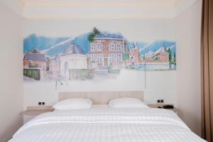 富伦庞思岱富伦酒店的一间卧室配有一张壁画床