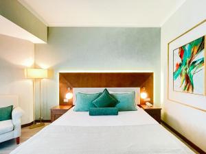 切什梅伊利察温泉疗养度假酒店的一间卧室配有一张带蓝色枕头的大床