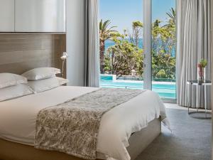 South Beach Camps Bay Boutique Hotel客房内的一张或多张床位