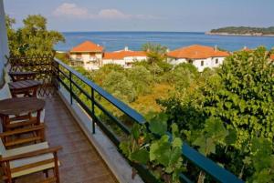 基尼拉蓝湾海滩酒店的阳台设有长椅,享有海景。