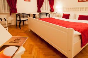 拉贝河畔乌斯季皮沃瓦纳莱切酒店的一间卧室配有一张带红色毯子的大床