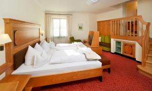 巴特克茨廷佐尔帕斯特酒店的卧室配有带白色枕头的大床