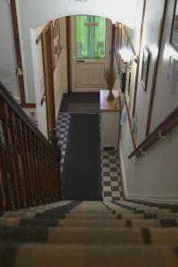 斯凯格内斯The Eastleigh的享有通往门的楼梯的景色