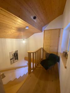 菲利普斯罗伊特Woidrausch´n的房屋内有木楼梯的房间