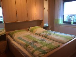 RiedenbergFerienwohnung Hergenröder的两张床位于带窗户的房间内