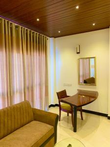 Ambagahagedararuwanara royal majestry的客厅配有沙发和桌子