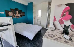 阿格德角Cyrène Port Nature 5的卧室配有一张带粉红色鞋的床铺。