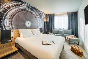 巴黎Novotel Paris 20 Belleville的酒店客房,配有床和沙发