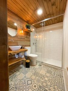 丰沙尔Mountain Eco Shelters 2的带淋浴、卫生间和盥洗盆的浴室