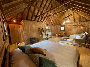丰沙尔Mountain Eco Shelters 2的木制客房内的一间卧室配有一张大床