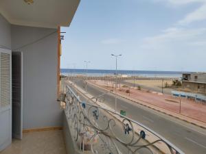 库塞尔Qussier sea view apartment的享有海滩美景的阳台
