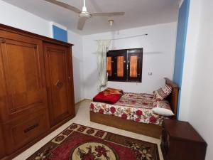 库塞尔Qussier sea view apartment的一间卧室配有一张床和一扇木门