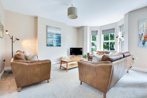 巴利卡斯尔Quay House, North Coast 6 bedroom holiday home的客厅配有两张沙发和一台电视机