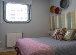 奥伦塞Apartamento Dúplex Estación Manzaneda的一间卧室设有一张床和一个窗口
