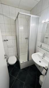纽伦堡创意园酒店的带淋浴、卫生间和盥洗盆的浴室