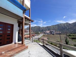 布罗莫Bromo Deddy Homestay的带阳台的度假屋,享有山景