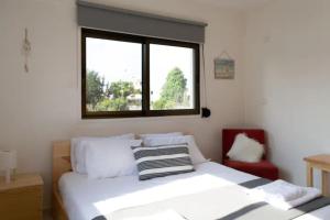 利马索尔Guest Apartments的卧室配有白色的床和窗户。
