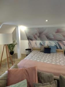 毛科Valentin Apartman的卧室配有一张大床,墙上挂有绘画作品