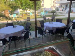 克拉默特阿芙罗狄蒂公寓的餐厅设有2张桌子和椅子,并配以一碗水果