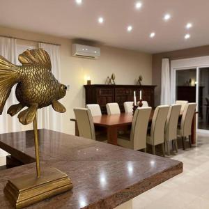 米哈斯Casa Amaryllis的用餐室桌子上的金鱼雕像