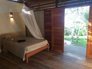 伊塔卡雷Fazenda Refazenda的一间卧室配有一张带蚊帐的床