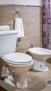 门多萨Divina Montaña的浴室配有白色卫生间和盥洗盆。