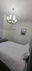 Castle Terrace 1 Bed Apartment Looking onto Edinburgh Castle - Sleeps upto 4客房内的一张或多张床位