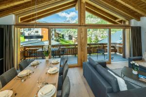 采尔马特Luxury Residence Colosseo Zermatt的一间带桌椅的用餐室