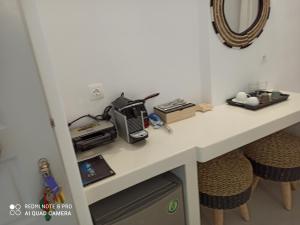 提诺斯Kleri's apartments 2的一张桌子,上面有一台电脑和打印机
