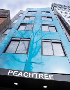 泽西市Peachtree Suites - Jersey City的蓝色的建筑,上面涂上百分比的字