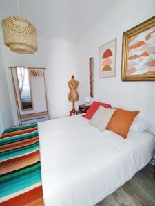 贝雅MAJU Concept House - Beja Centro Histórico的卧室配有白色的床和镜子