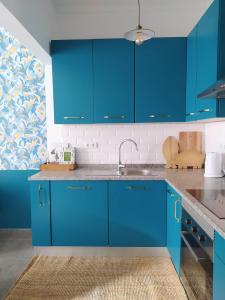 贝雅MAJU Concept House - Beja Centro Histórico的厨房配有蓝色橱柜和水槽