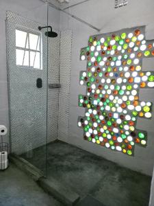 马翁Acacia Cottage的浴室设有淋浴和球墙