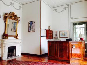 圣雷莫米拉诺酒店的客厅设有壁炉和镜子